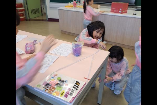 認識車輪的作用後，三年級同學利用環保物料製作模型車，並進行緊張刺激的比賽。 