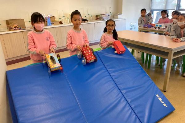 認識車輪的作用後，三年級同學利用環保物料製作模型車，並進行緊張刺激的比賽。 