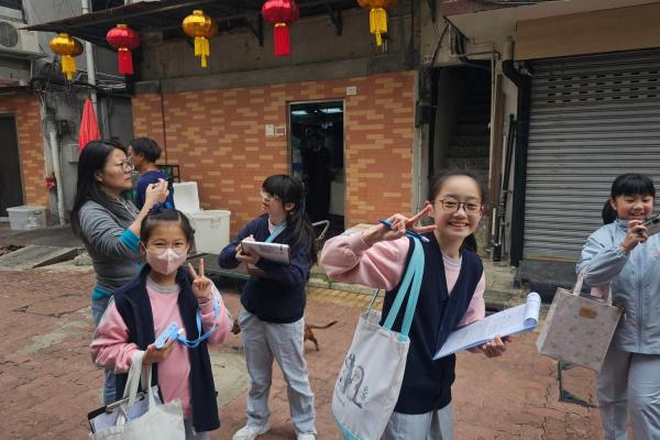 西貢是香港的旅遊熱點之一，同學們一起前往那裏探索其吸引之處。