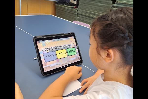 低年級同學在國安教育攤位遊戲表現投入，積極學習有關國家安全的知識。