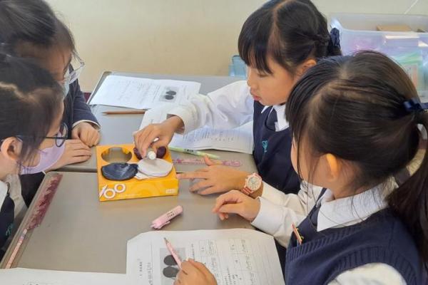 「常識科書展」展出多本有趣的圖書，同學都十分喜歡。